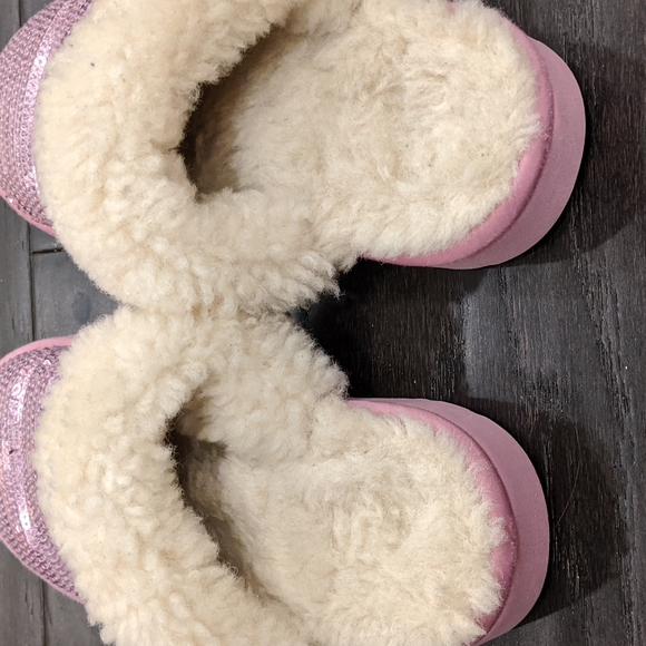 UGGs slippers, Girls, pre-loved, size 1 - Picture 3 of 5